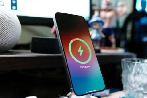 比如苹果15换屏服务分享用什么充电器给iPhone15充电更好 